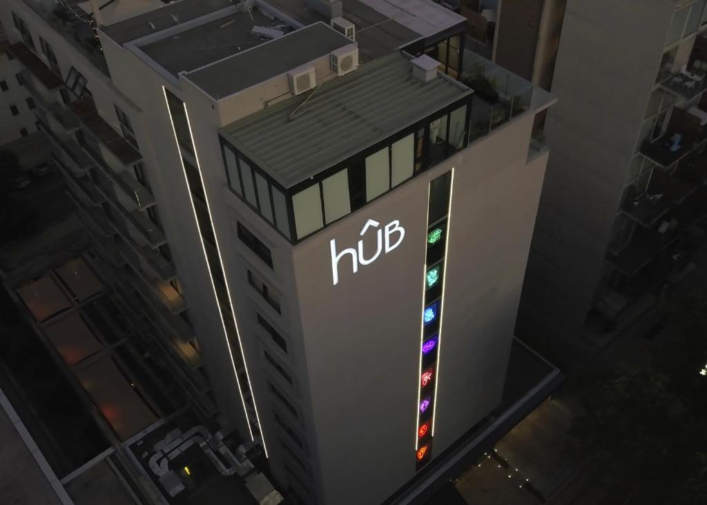 聖地亞哥的住宿－hUB Providencia，建筑一侧的希尔顿标志