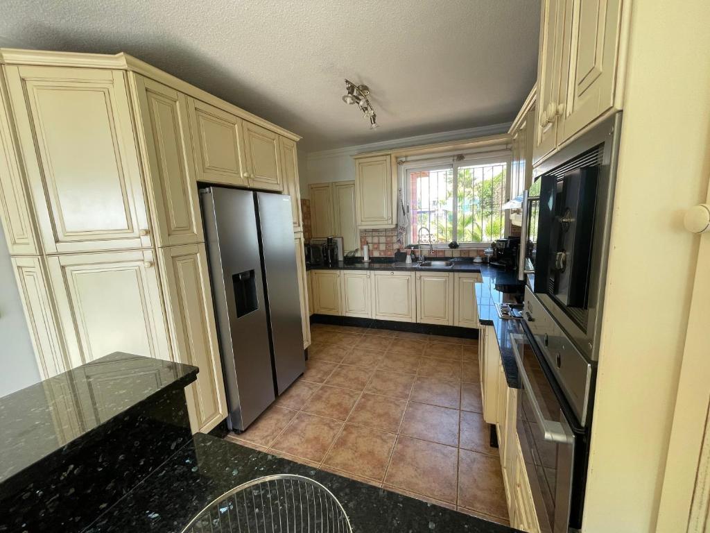 Kuchyňa alebo kuchynka v ubytovaní Villa a 100 metros de la playa