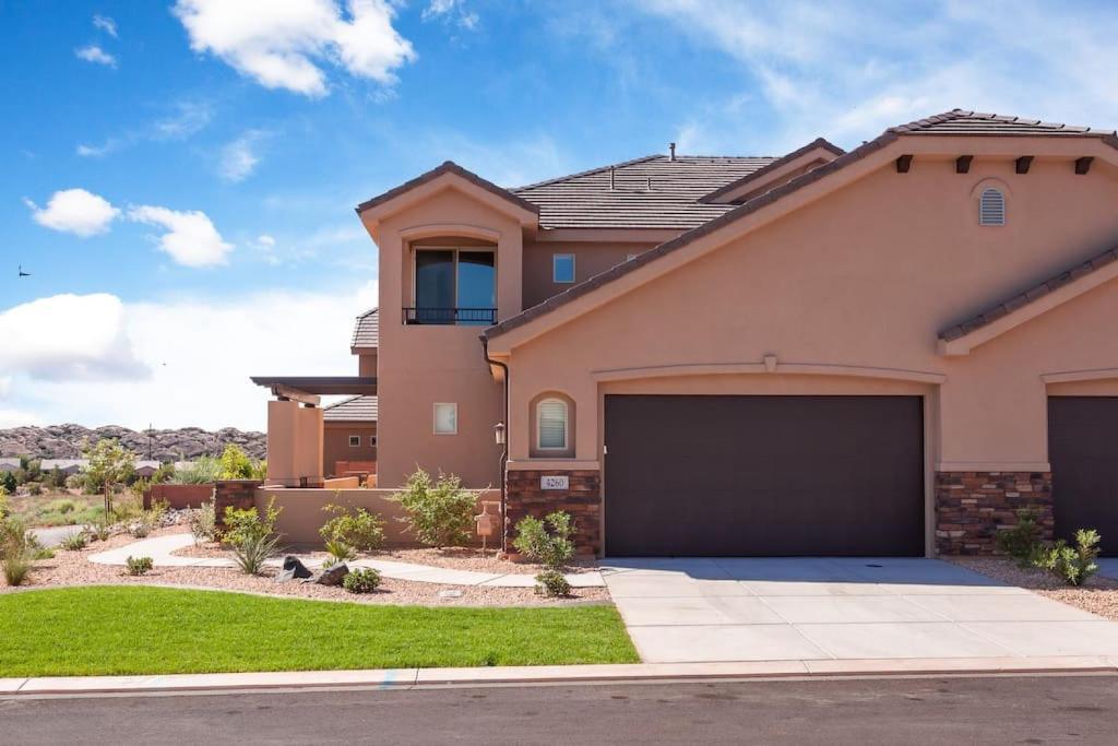 una casa con un amplio garaje en una entrada en Desert Lily I Spacious End Unit I Clubhouse I Golfing I Kid Friendly, en Washington