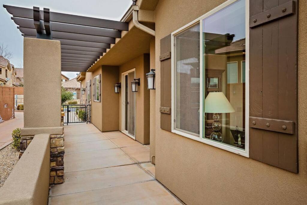una pasarela fuera de una casa con ventana en Copper Giraffe Enjoy Golden Golf Course Views, en Washington
