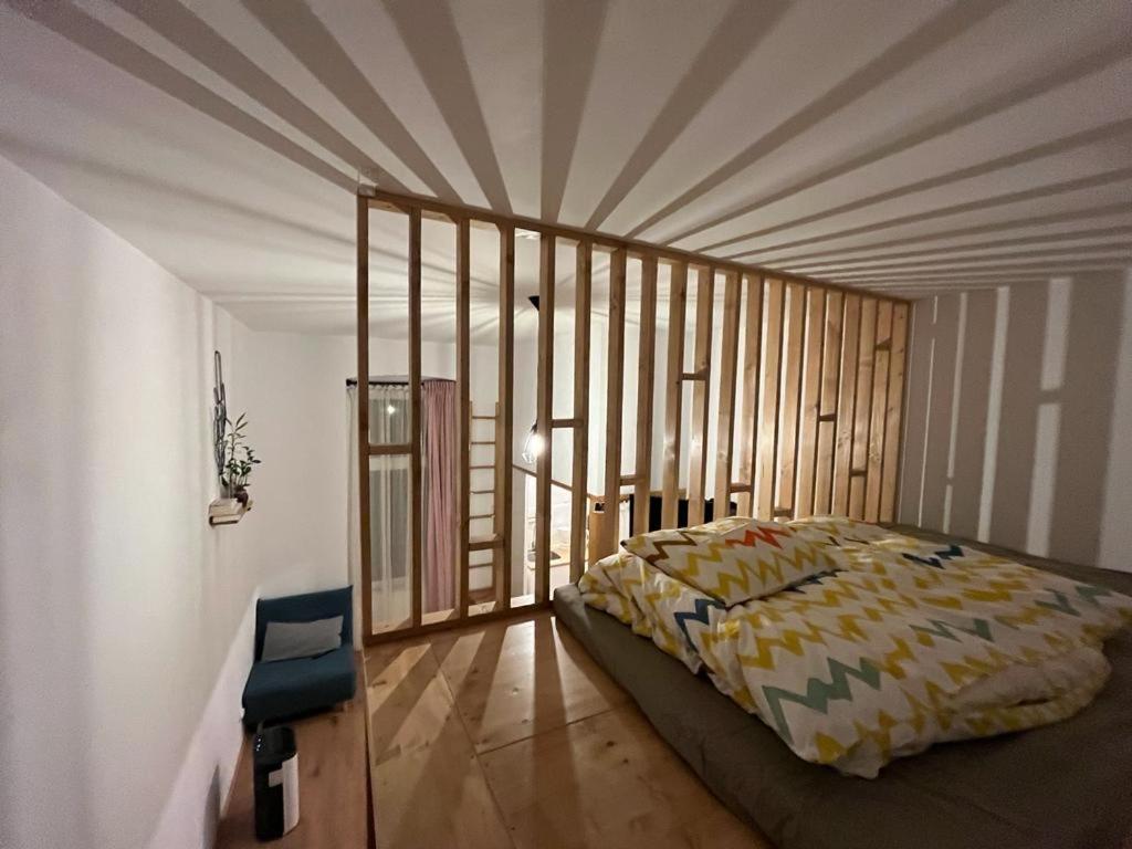 um quarto com uma cama e um tecto de madeira em Downtown apartment em Timisoara