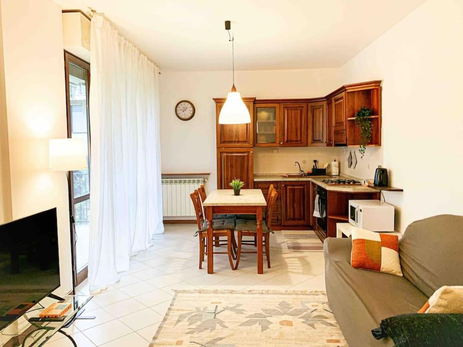 kuchnia i salon ze stołem i kanapą w obiekcie Papini's Home: Monza w mieście Monza