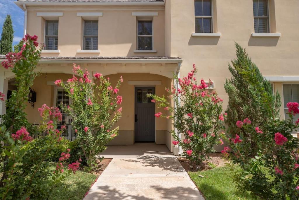 Κήπος έξω από το Mirabella Villa Private Pool and Outdoor Kitchen