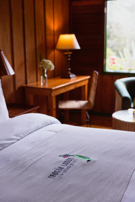 Postel nebo postele na pokoji v ubytování Trogon Lodge