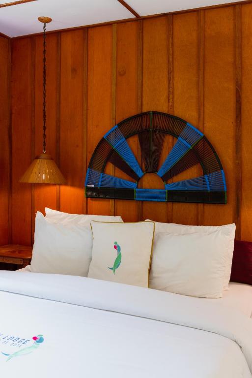 Postel nebo postele na pokoji v ubytování Trogon Lodge