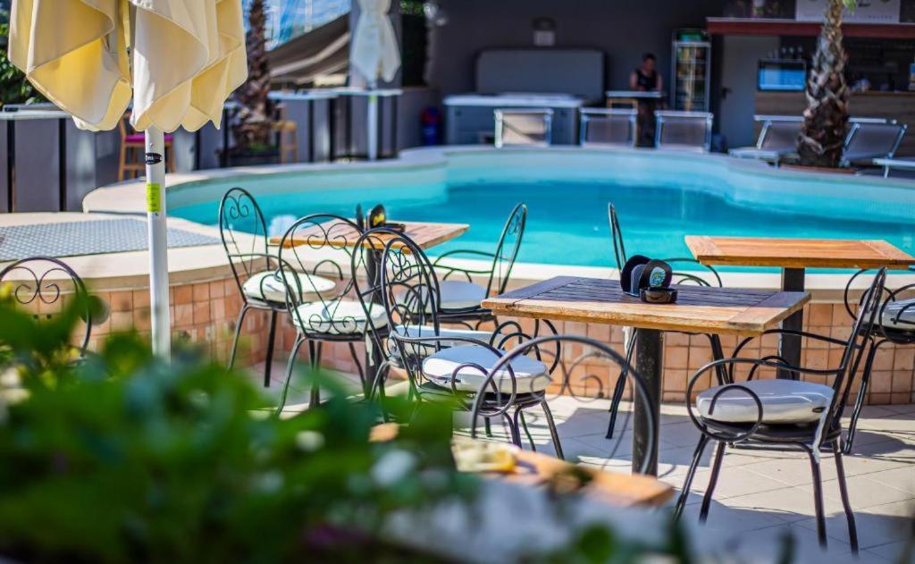 Бассейн в Hotel Lumbarda или поблизости