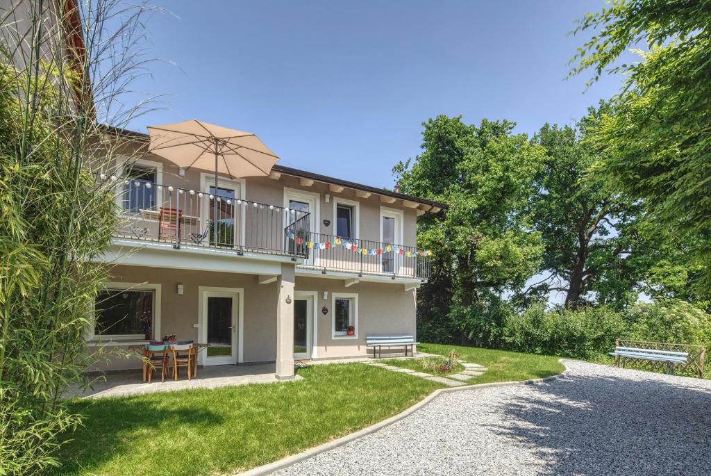 Casa con balcón y mesa en Happy hill - appartamento Bambù-natura e relax, en Santa Maria Rocca