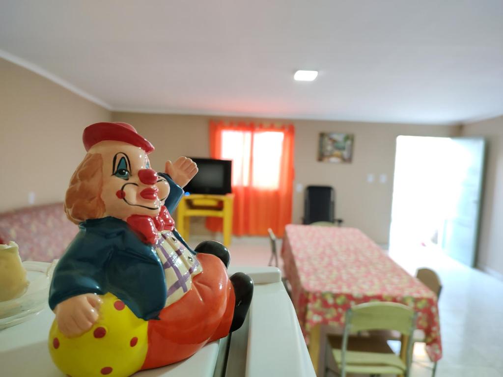 una figurita de juguete sentada en una mesa en una habitación en Casas Arnau en Termas de Río Hondo