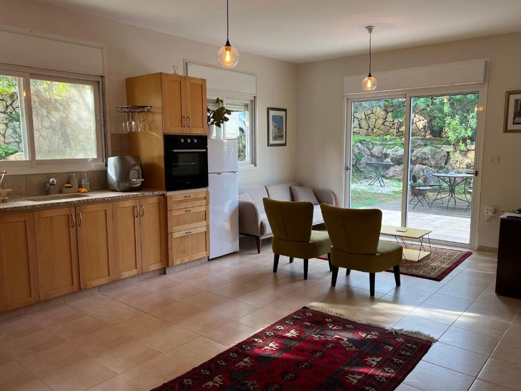 Alma BaHar - charming 2 bdrm house with garden עלמה בהר - דירת אירוח בלב גן פורח - Casa Con Due Camere Da Letto