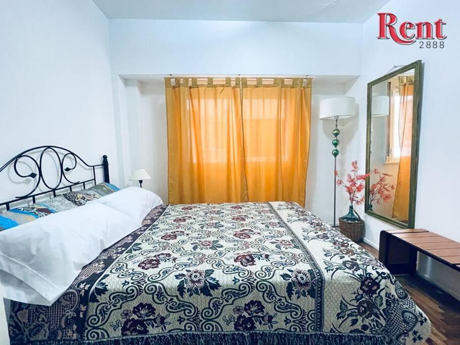 1 dormitorio con 1 cama con edredón azul y blanco en Rent Rodriguez Peña en Buenos Aires