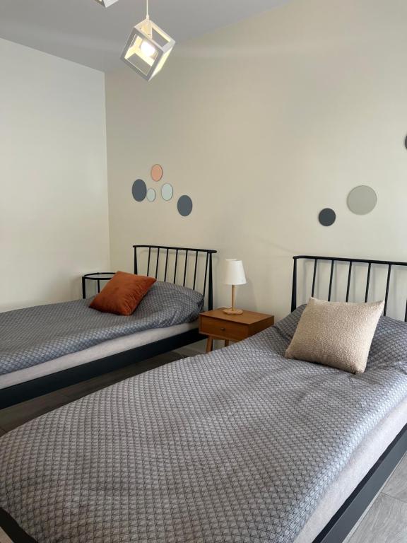 2 nebeneinander sitzende Betten in einem Schlafzimmer in der Unterkunft Apartament Sportowa in Suwałki