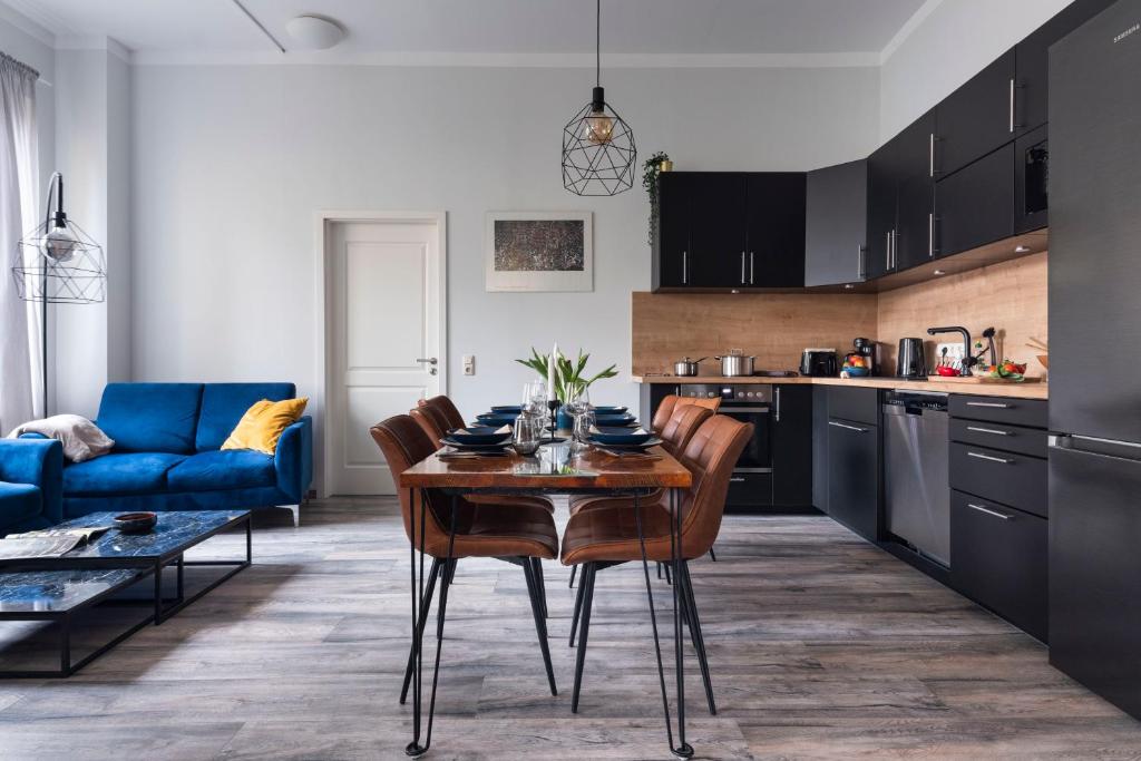 eine Küche und ein Esszimmer mit einem Tisch und Stühlen in der Unterkunft Privates ruhiges Haus im Herzen der Neustadt in Dresden