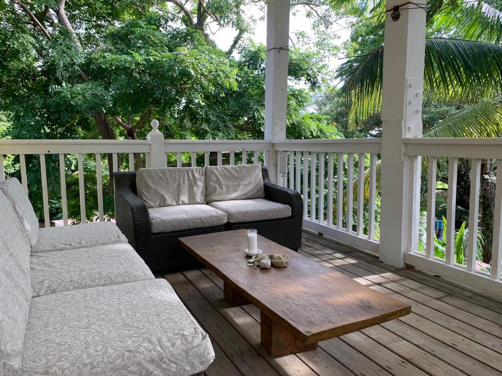 eine Veranda mit einem Sofa und einem Couchtisch in der Unterkunft Stunning Loft 2 Floor Unit with Balcony in Isla Contadora