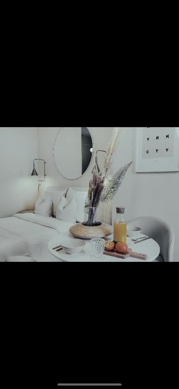 um quarto com uma cama e uma mesa com uma vela em Suite Onega em Lyon