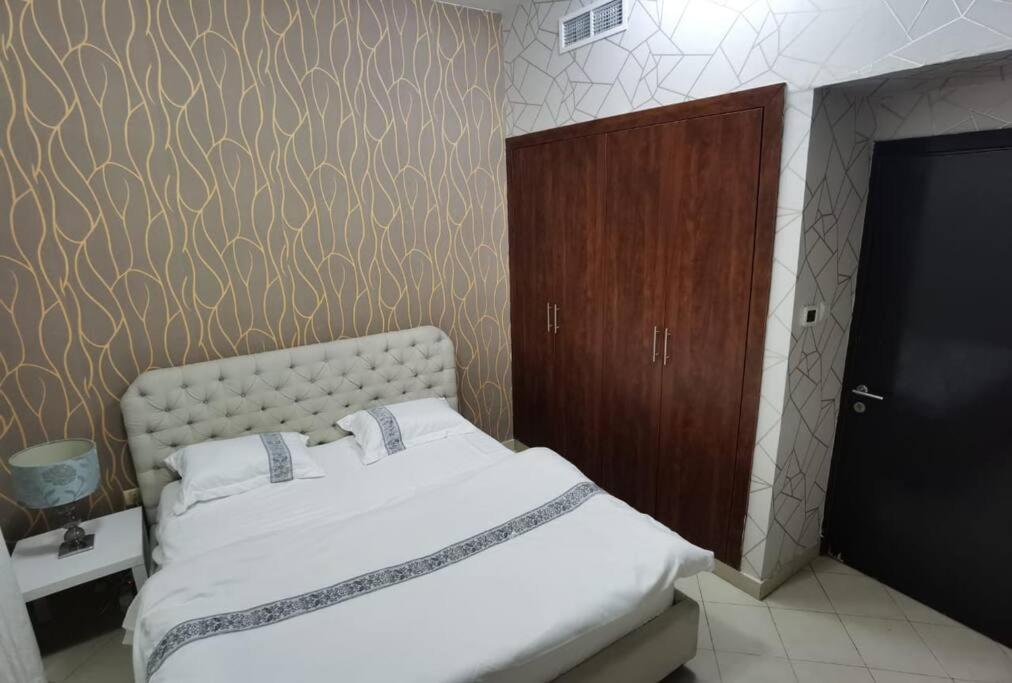 Postel nebo postele na pokoji v ubytování Modern & Spacious 2 Bedrooms Apartment in Dubai Marina's Heart 307