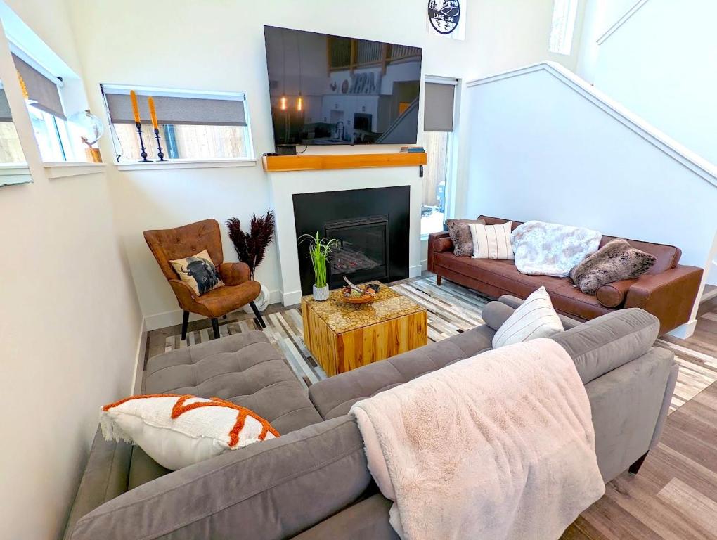 un soggiorno con divano e camino di The Lark at the Quarry a Whitefish