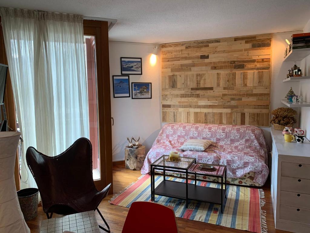 sypialnia z łóżkiem i stołem w obiekcie Giomein appartamento sulle piste , CIR 0280 w mieście Breuil-Cervinia