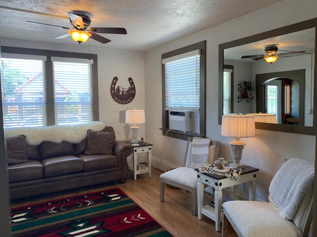 un soggiorno con un divano e uno specchio di Walker's Place a Outback Mobile Home Settlement