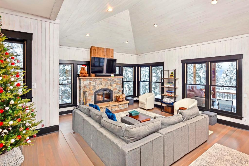 a living room with a couch and a fireplace at Whispering Pines Chalet in Vista