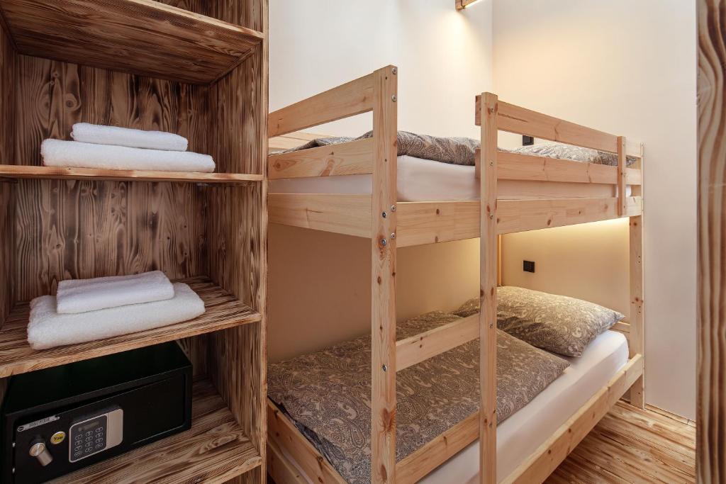 Palanda nebo palandy na pokoji v ubytování Mumlava Resort Harrachov