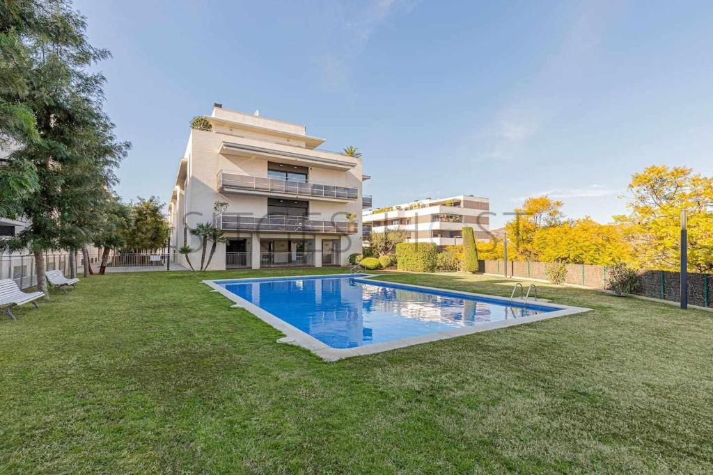 einen Hof mit einem Pool vor einem Gebäude in der Unterkunft Sitges PORT Con piscina a 5 minutos de la playa in Barcelona