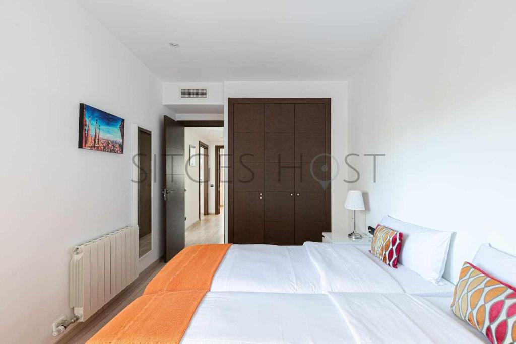 A bed or beds in a room at Sitges PORT Con piscina a 5 minutos de la playa