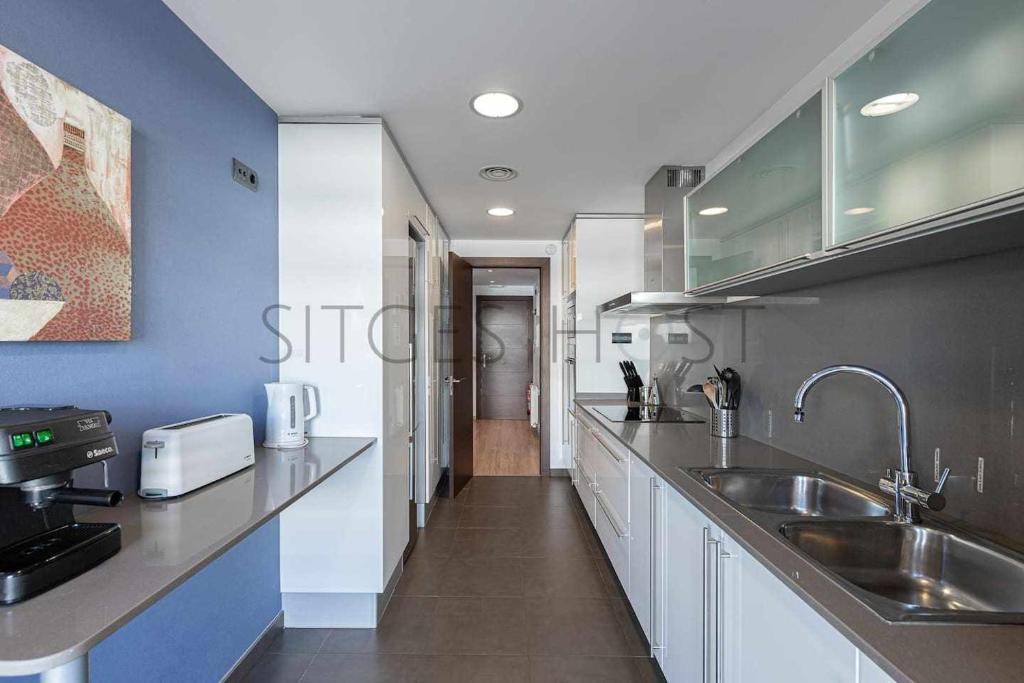A kitchen or kitchenette at Sitges PORT Con piscina a 5 minutos de la playa