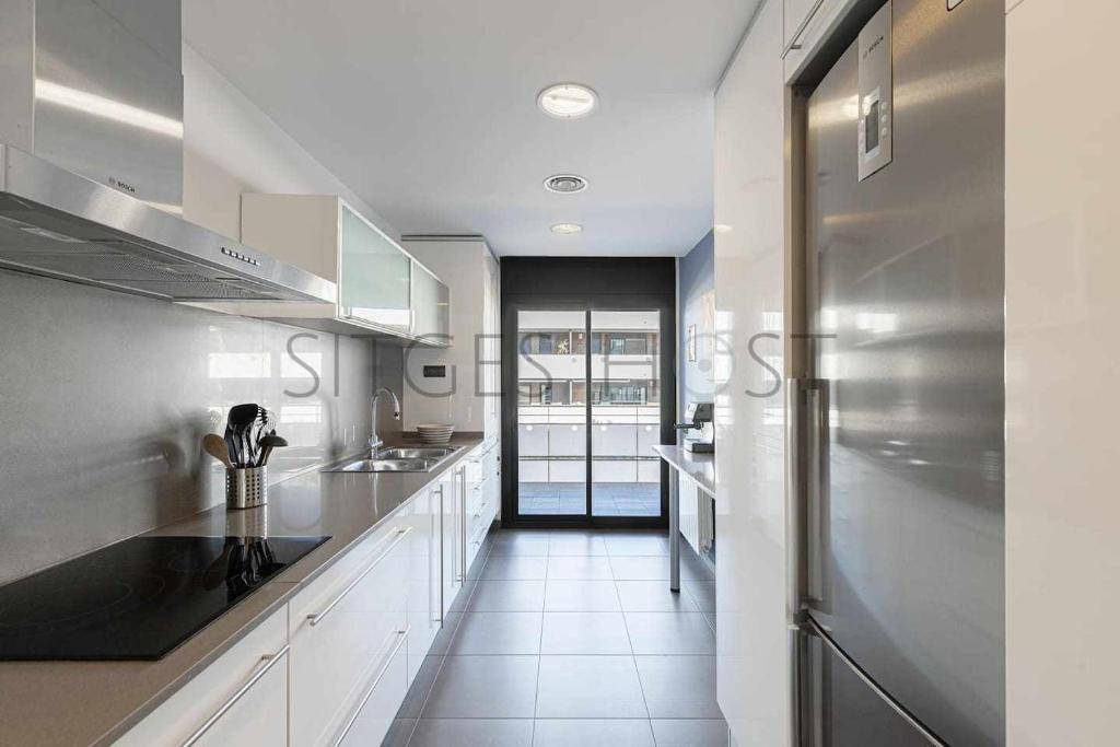 A kitchen or kitchenette at Sitges PORT Con piscina a 5 minutos de la playa
