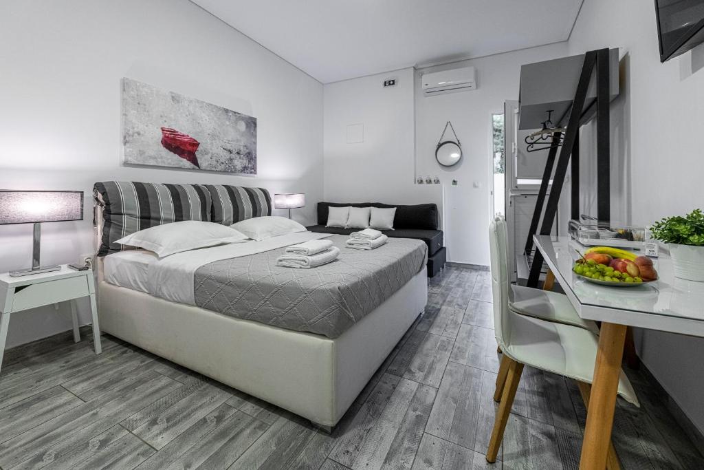 Comfort Stay Airport Studios - FREE shuttle from the Athens airport - Deluxe Triple Room