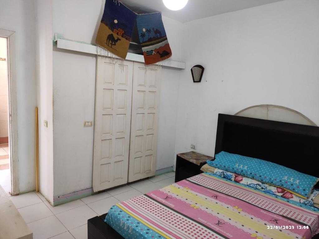マルサー・アラムにあるroof in Marsa Alamのベッドルーム1室(ベッド1台、白いドア2つ付)