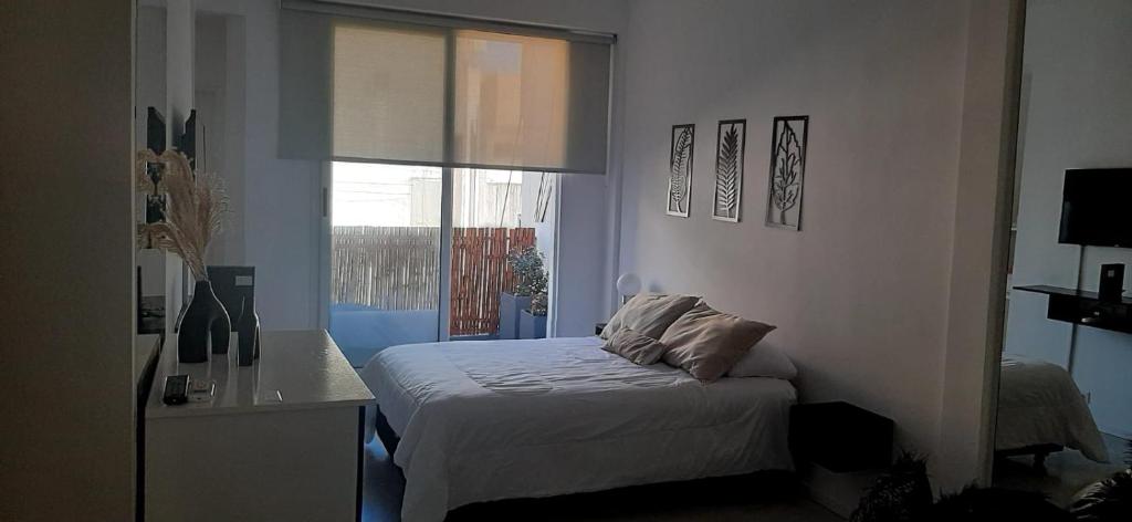 Habitación pequeña con cama y ventana en Moderno departamento con balcón en Recoleta en Buenos Aires