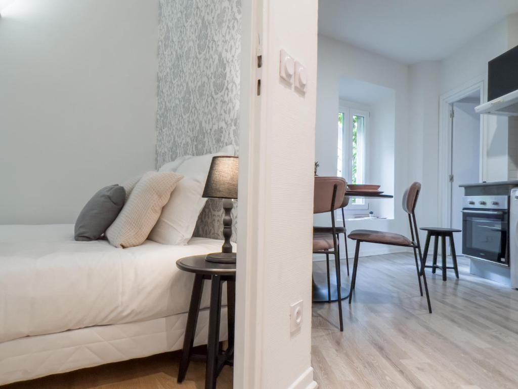 un salon avec un canapé blanc et une table dans l'établissement Diane 100 m du lac, à Annecy