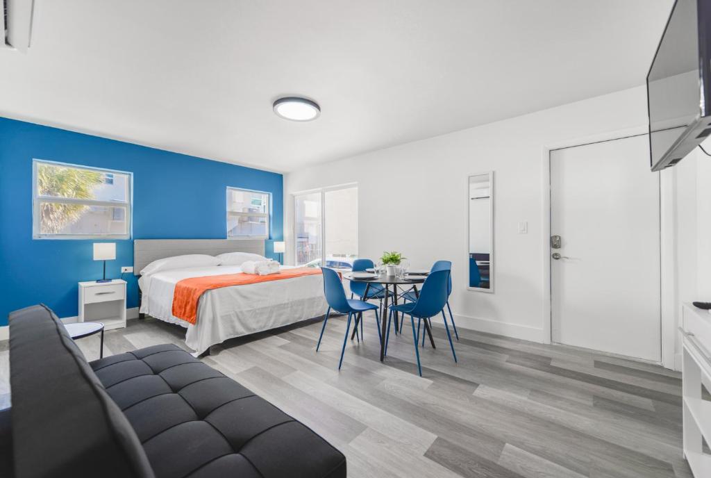 a bedroom with a bed and a table and chairs at Beachfront Getaway Studio with Parking - M21 in Hollywood
