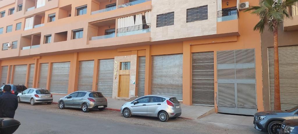three cars parked in front of a building at اقامة النور قريب محطة قطار مراكش in Marrakesh