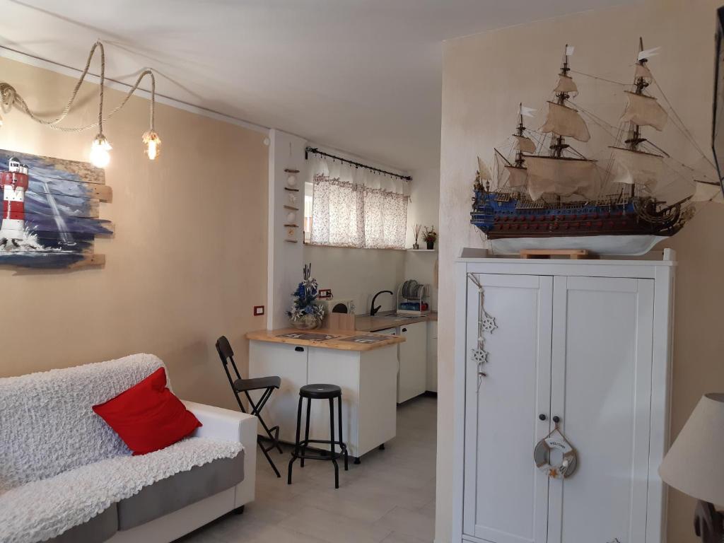 um quarto com uma cama e uma cozinha com uma mesa em Soleil Royal piano terra em Viareggio