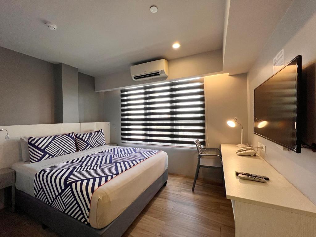 Postel nebo postele na pokoji v ubytování Cebu Hotel Plus