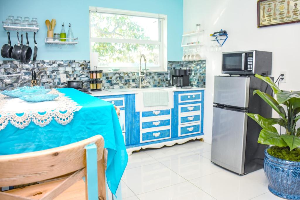 Kuchyň nebo kuchyňský kout v ubytování Miami Boho Beach Place