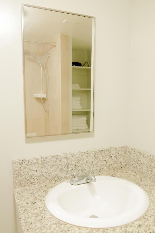 Sherwood Arms Motel - Suite Familiar