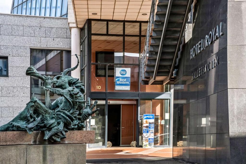 uma estátua em frente a um edifício em Best Western Royal Holstebro em Holstebro