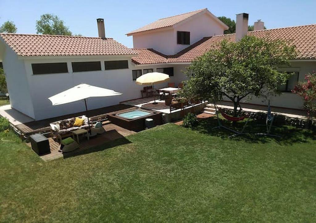 an aerial view of a backyard with a house at Estrela do Litoral Beach House in Costa da Caparica