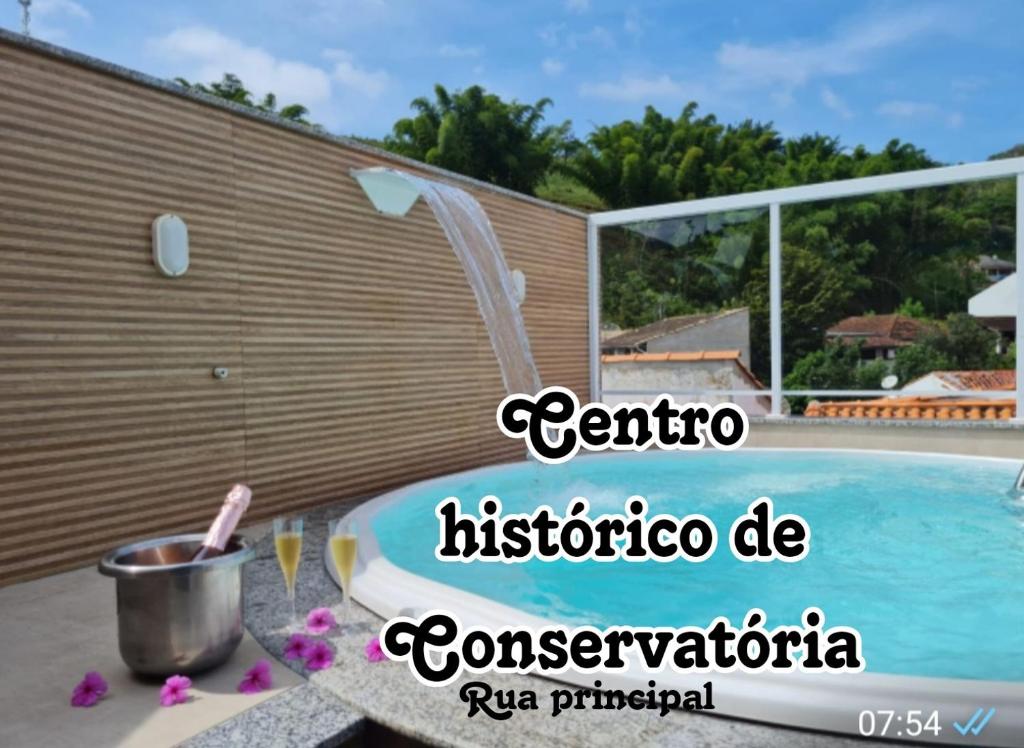 a bath tub sitting next to a swimming pool at Pousada do Vovô Luiz in Conservatória