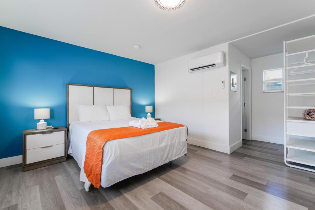 1 dormitorio con cama y pared azul en The Mariner Suites #24, en Hollywood