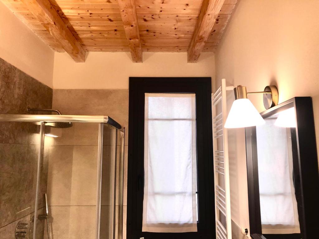 ein Bad mit einer Dusche und einem Fenster in der Unterkunft Residenza La Corte in Pizzighettone