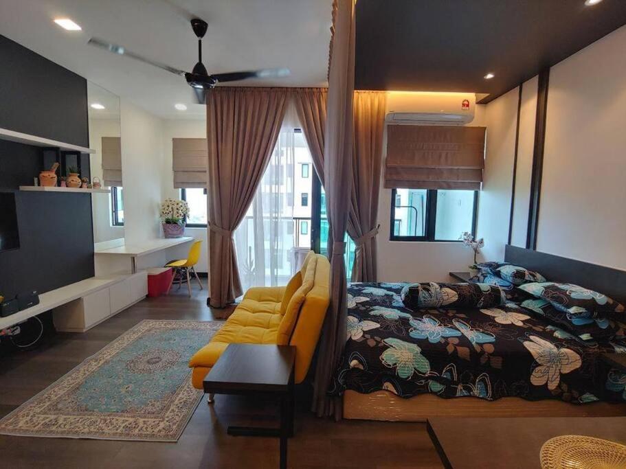 een slaapkamer met een bed, een bank en een tv bij LA VISTA BANGI Homestay in Bangi