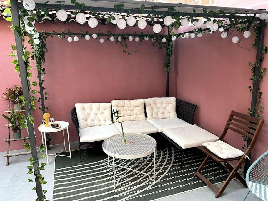 ein Wohnzimmer mit einem Sofa und einem Tisch in der Unterkunft Luxury Artistic Digital Nomad Getaway w/ Terrace in Lissabon