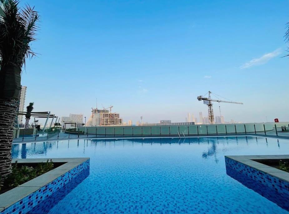 Bazén v ubytování New High End Residence - Al Jaddaf nebo v jeho okolí