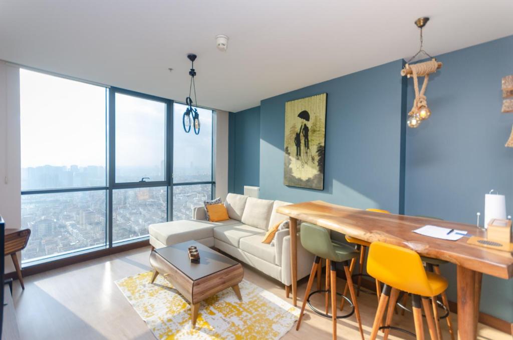 sala de estar con sofá y mesa en stylish flat-eagle eye for istanbul en Estambul