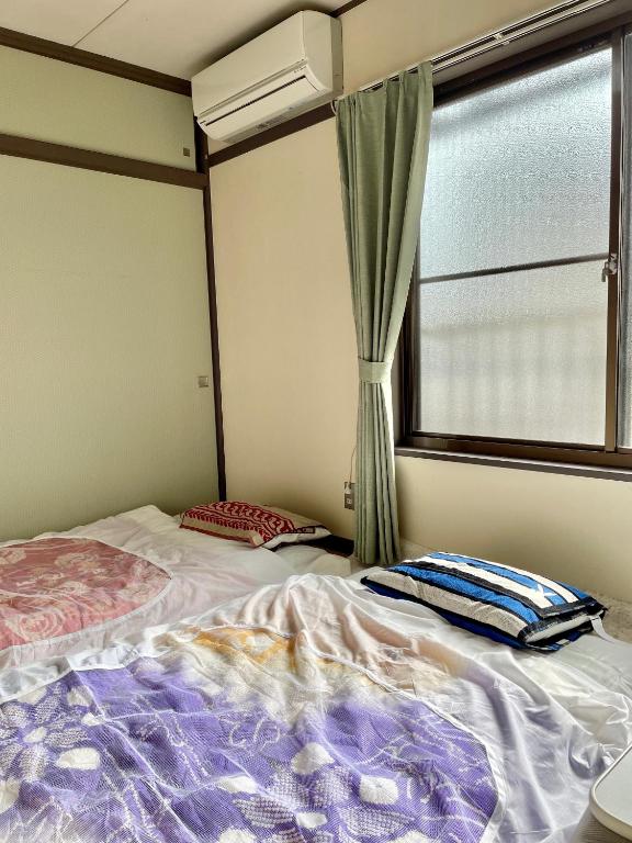 Postel nebo postele na pokoji v ubytování Kyoto Wakouan Retro Stay