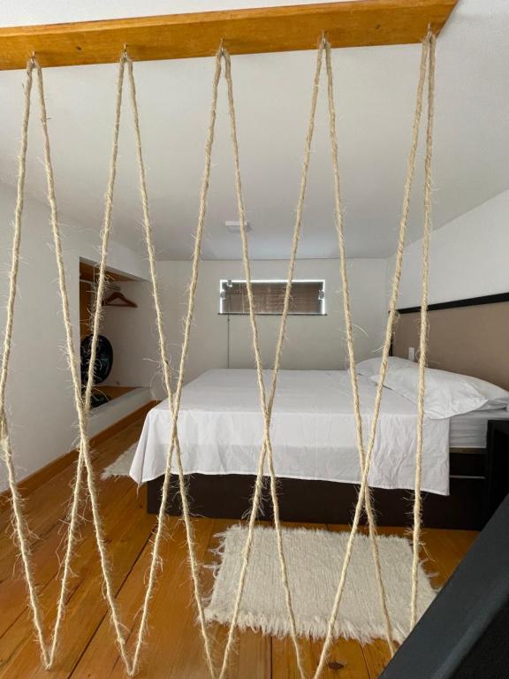 Säng eller sängar i ett rum på Atenas - Lofts com Cozinha - Próximo Aeroporto e Rodoviária