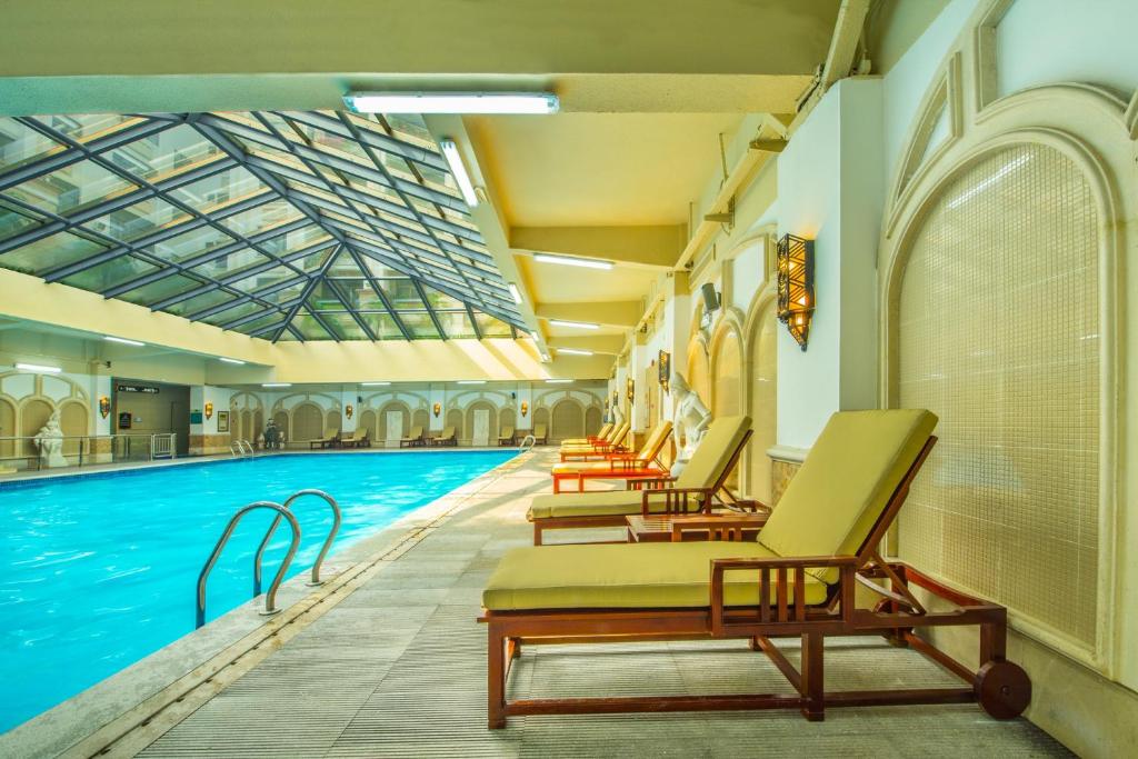 Bazén v ubytování Guangzhou Phoenix City Hotel-Free Shuttle for Canton Fair 15th Oct to 5th Nov nebo v jeho okolí